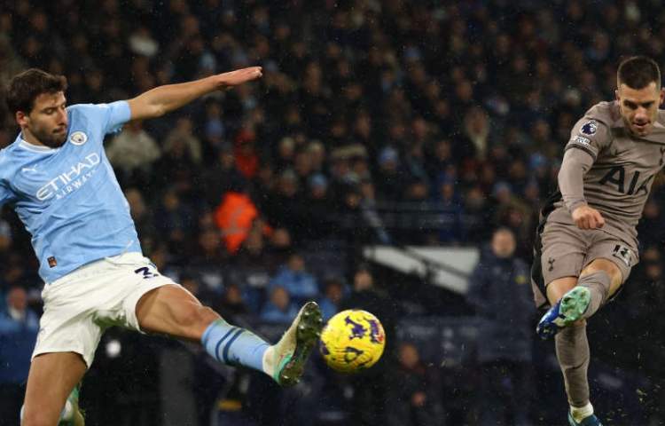 Man City held again in six-goal Spurs thriller, Liverpool move second